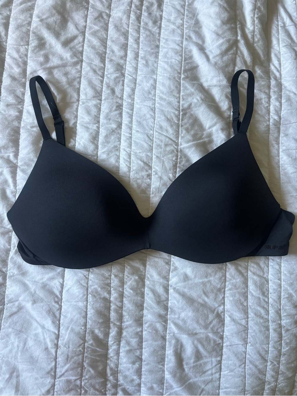 SKIMS Wireless Plunge Push-up Bra in Onyx